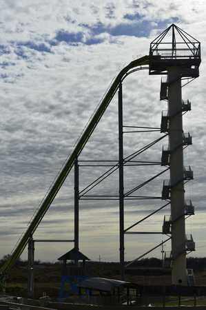 Tinggi waterslide ini melebihi tinggi Air Terjun Niagara dan Patung Liberty! (greget)