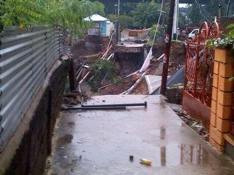 Bruuk! Tiba-tiba Tanah di Jl Pulo Besar, Jakut Ambles