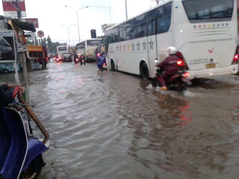 Macet dan banjir, inilah satu pemandangan pagi ini.