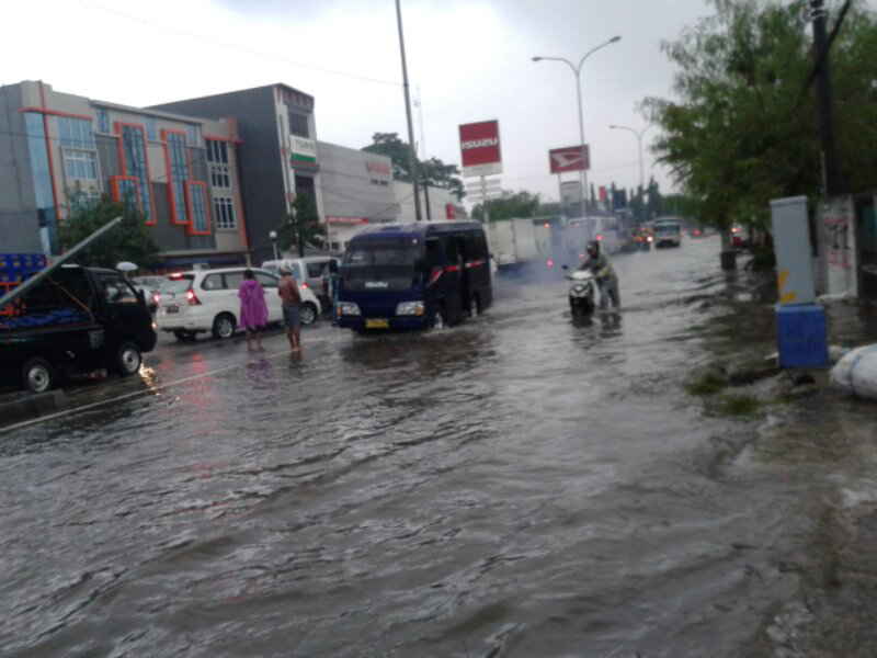 Macet dan banjir, inilah satu pemandangan pagi ini.