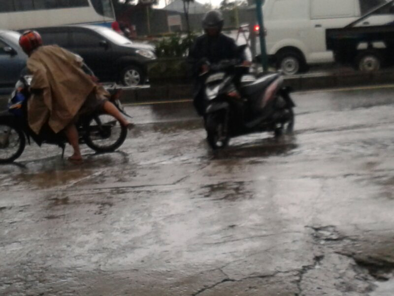 Macet dan banjir, inilah satu pemandangan pagi ini.