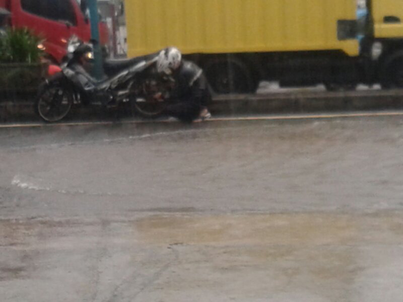 Macet dan banjir, inilah satu pemandangan pagi ini.