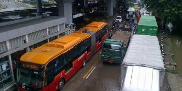 Waduh Jalan Yos Sudarso Ambles Sedalam 30 cm