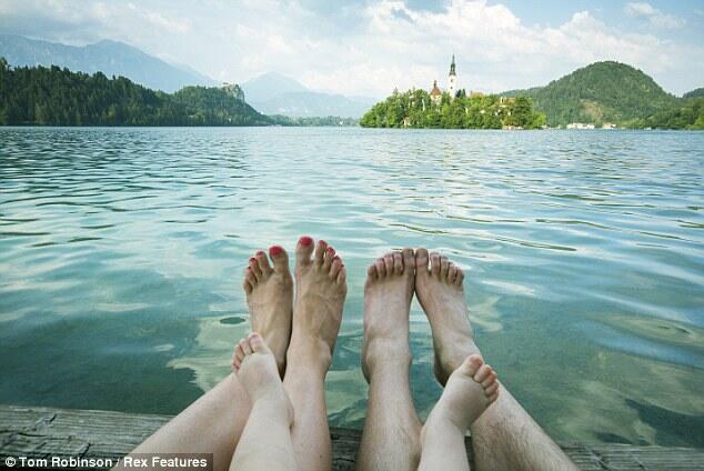 Foot First: Mengabadikan Momen Liburan dengan Cara yang Unik