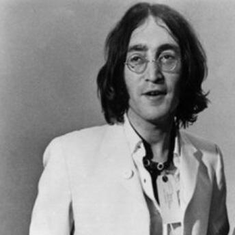 5 Fakta Memalukan John Lennon