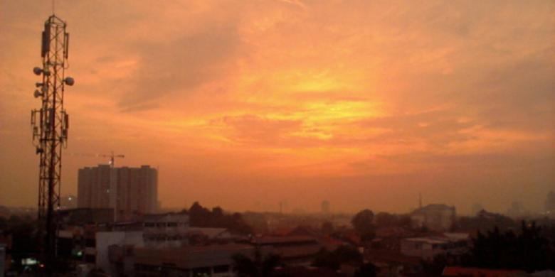 Mengapa Langit Jakarta Hari Ini Masih Terang Kala Maghrib?