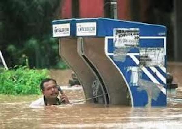 6 Pose Aneh Orang Pas Nelepon