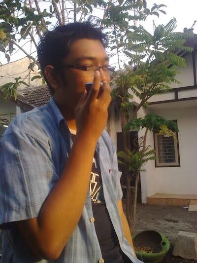 6 Pose Aneh Orang Pas Nelepon