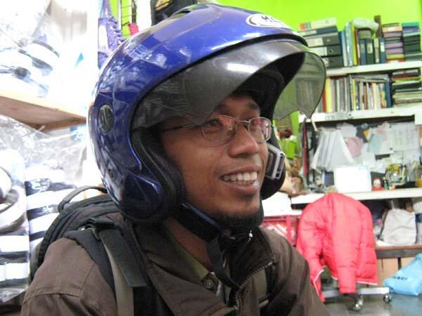 6 Pose Aneh Orang Pas Nelepon