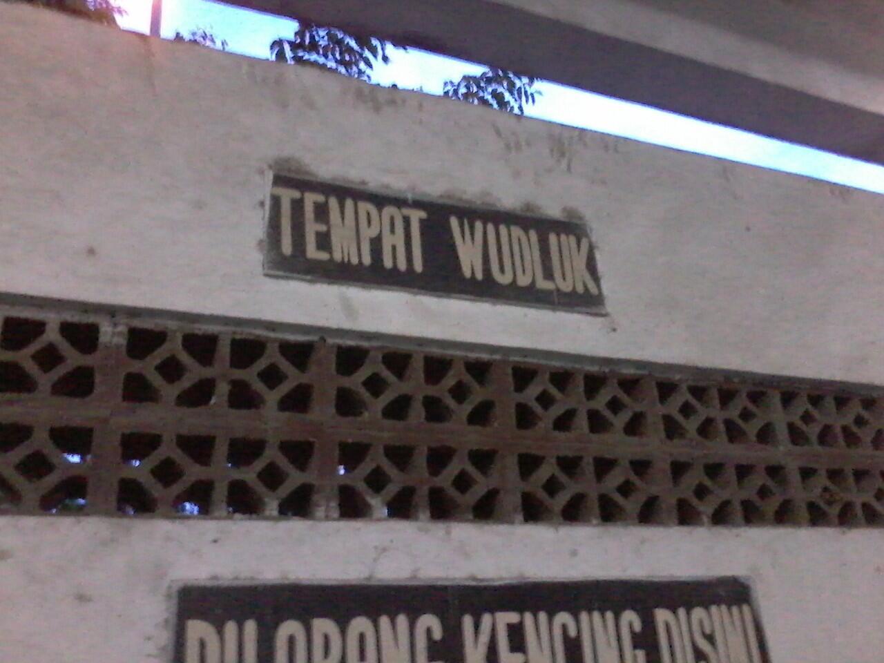 masjid ini salah nulis kali ya ?