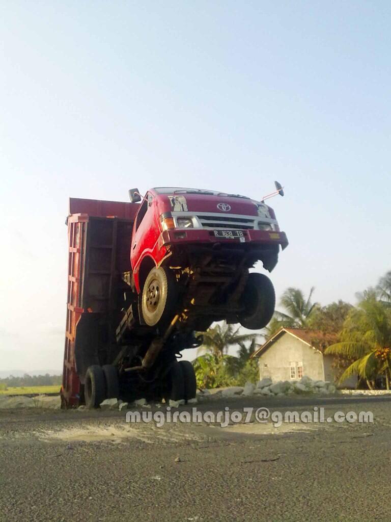 Motor Trail ? ah biasa. Kalau, Truk nge-trail ? Wow...!!
