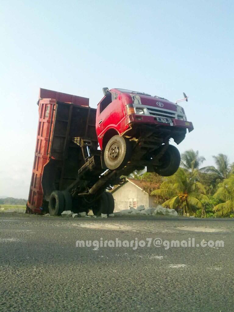 Motor Trail ? ah biasa. Kalau, Truk nge-trail ? Wow...!!