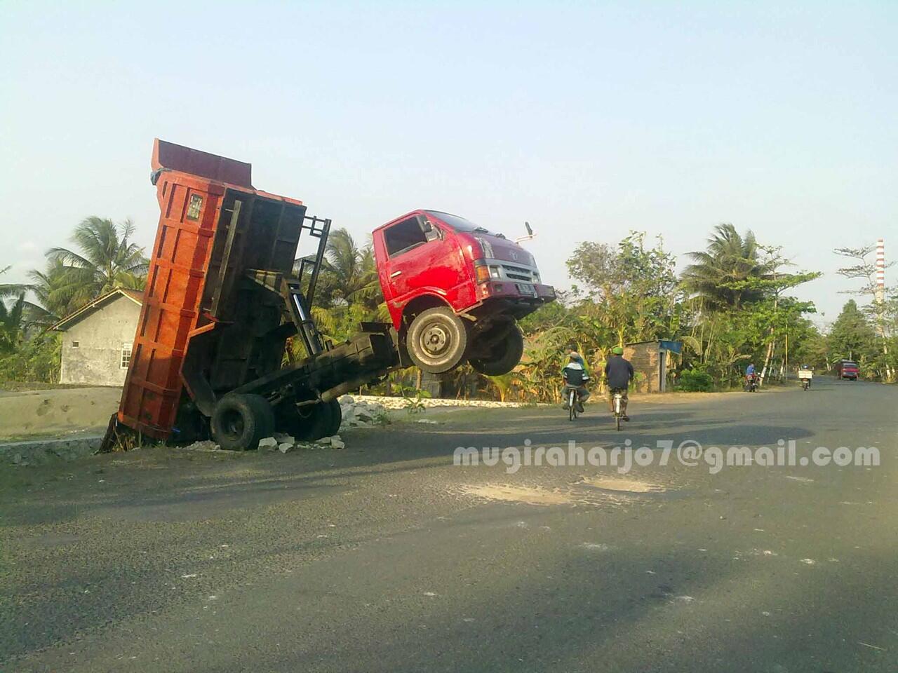 Motor Trail ? ah biasa. Kalau, Truk nge-trail ? Wow...!!