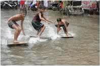 foto foto NGAKAK saat banjir di Jakarta