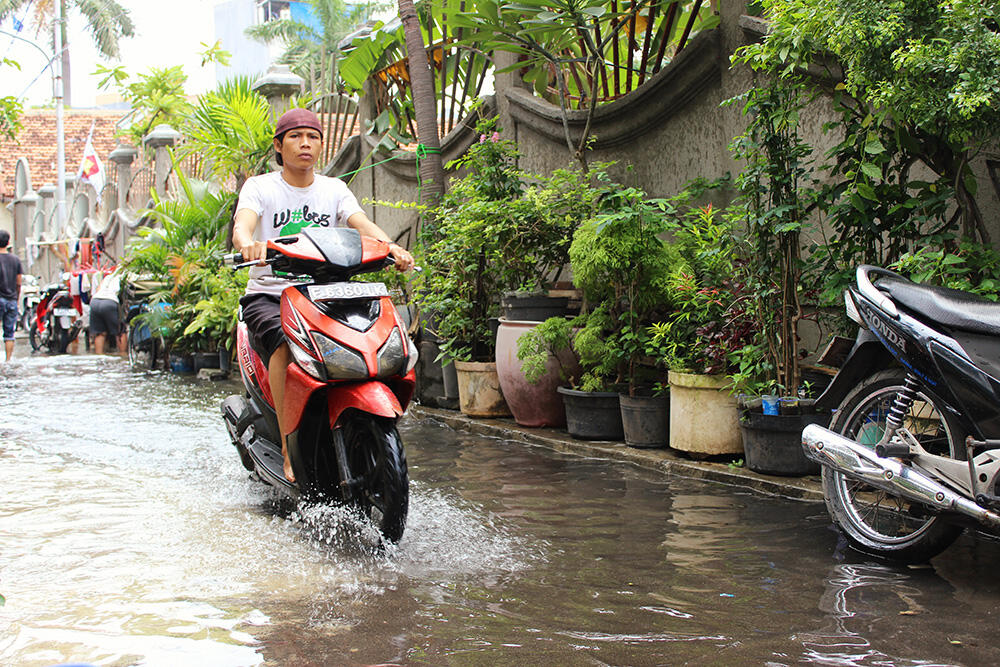 Share Banjir di dpan rumah (Share foto banjir di rumah agan )
