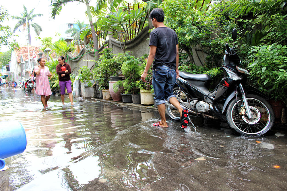 Share Banjir di dpan rumah (Share foto banjir di rumah agan )