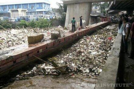 (MANUSIA BODOH) Banjir Jakarta &quot;murni ulah manusia&quot;