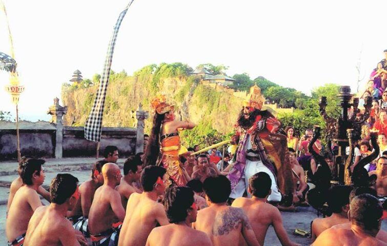 Percaya Tidak percaya gan... SAPU LIDI & Tari Kecak Uluwatu,Bali.