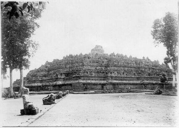 Inilah Foto Candi Borobudur Saat Pertama Kali Ditemukan