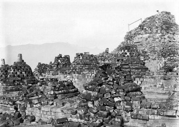 Inilah Foto Candi Borobudur Saat Pertama Kali Ditemukan