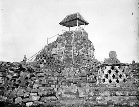 Inilah Foto Candi Borobudur Saat Pertama Kali Ditemukan