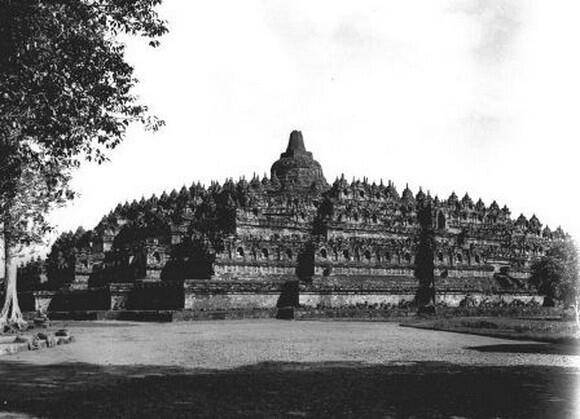 Inilah Foto Candi Borobudur Saat Pertama Kali Ditemukan