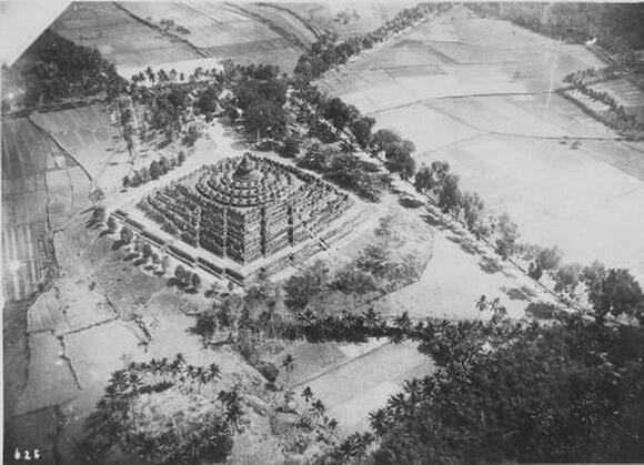 Inilah Foto Candi Borobudur Saat Pertama Kali Ditemukan