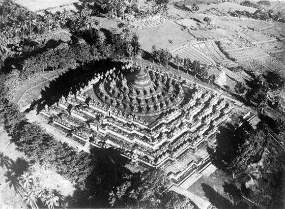 Inilah Foto Candi Borobudur Saat Pertama Kali Ditemukan