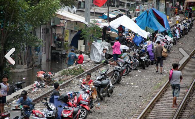 Warga Mengungsi di rel KA, Lebih Takut Banjir daripada tertabrak KA