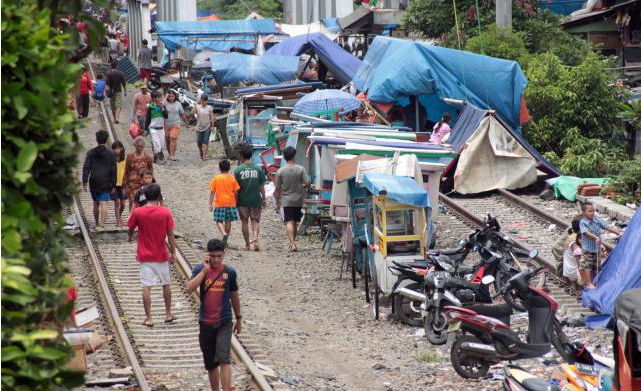 Warga Mengungsi di rel KA, Lebih Takut Banjir daripada tertabrak KA
