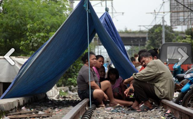 Warga Mengungsi di rel KA, Lebih Takut Banjir daripada tertabrak KA