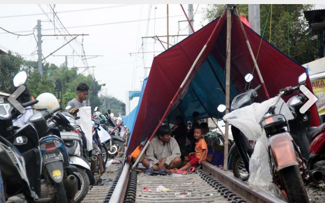 Warga Mengungsi di rel KA, Lebih Takut Banjir daripada tertabrak KA