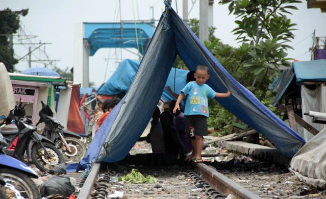 Warga Mengungsi di rel KA, Lebih Takut Banjir daripada tertabrak KA