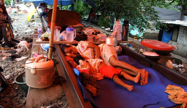 Warga Mengungsi di rel KA, Lebih Takut Banjir daripada tertabrak KA