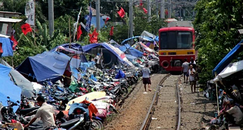 Warga Mengungsi di rel KA, Lebih Takut Banjir daripada tertabrak KA