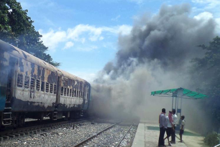 Kasus Kereta Menabrak iringan peziarah,kretapun di bakar massa &#91;PICT&#93;