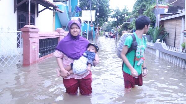  --TIM SAR-- Pada Males saat evakuasi Korban banjir di BEKASI