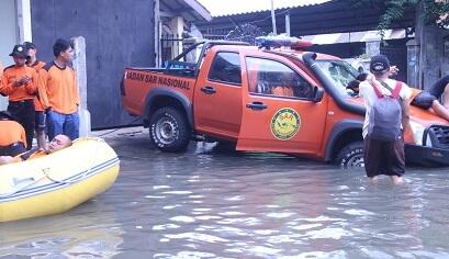  --TIM SAR-- Pada Males saat evakuasi Korban banjir di BEKASI