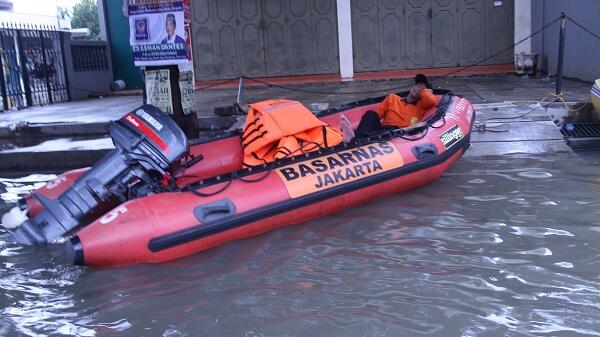  --TIM SAR-- Pada Males saat evakuasi Korban banjir di BEKASI