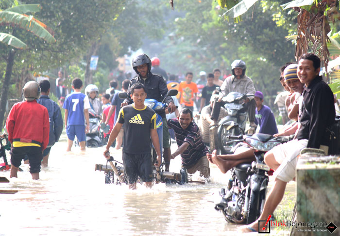 beginilah hebatnya rakyat indonesia disaat musibah banjir