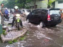 beginilah hebatnya rakyat indonesia disaat musibah banjir