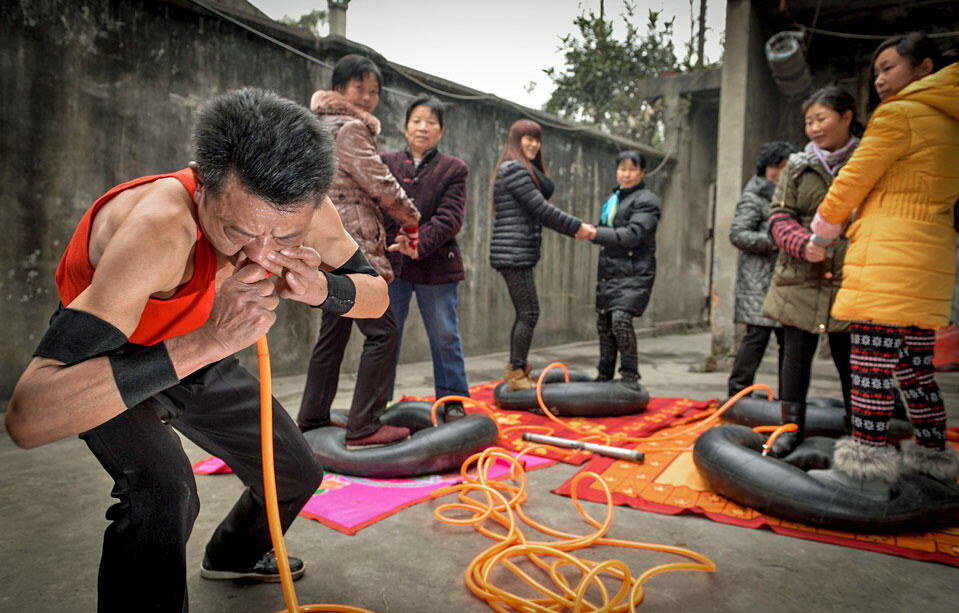 Ekstrem, pria di China ini tiup ban dengan hidung