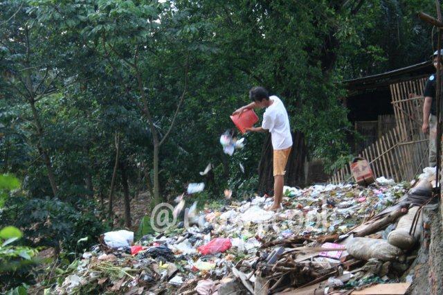 (Khas Indonesia) Malas memutar, pengungsi Kampung Pulo jebol pagar