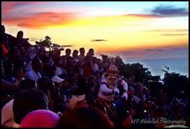 Percaya Tidak percaya gan... SAPU LIDI & Tari Kecak Uluwatu,Bali.