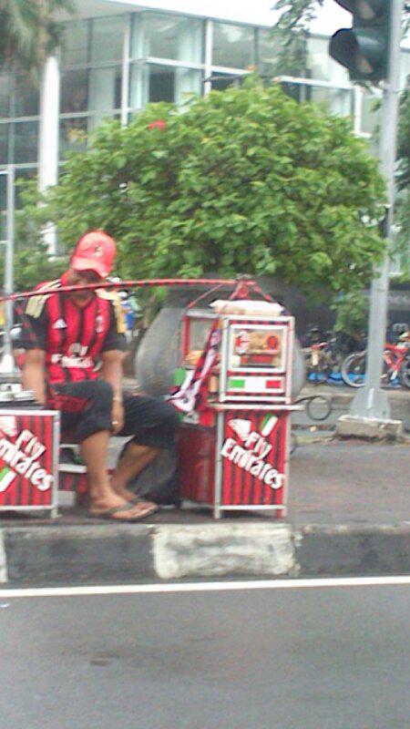Loyalitas tanpa batas seorang tukang kue (Milanisti masuk)