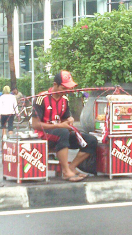 Loyalitas tanpa batas seorang tukang kue (Milanisti masuk)