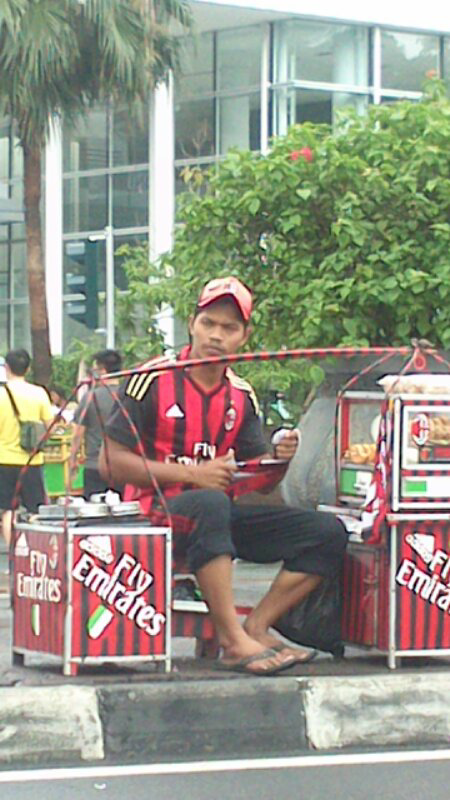 Loyalitas tanpa batas seorang tukang kue (Milanisti masuk)