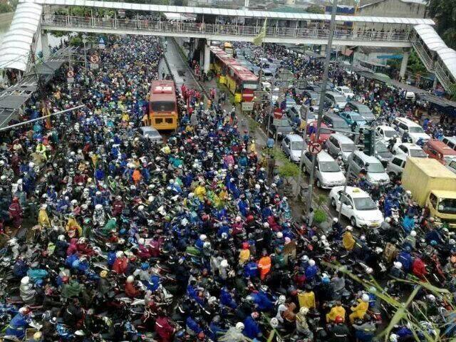 Efek Banjir: Foto Lalu lintas Super Semberawut di Daan Mogot Tadi Pagi