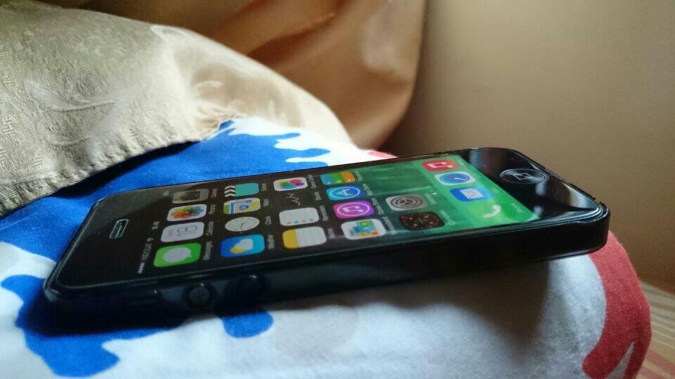 Want to Sell : Iphone 5 Black 16GB (Bonus Temppered Glass + SPIGEN Case Ultraslim)