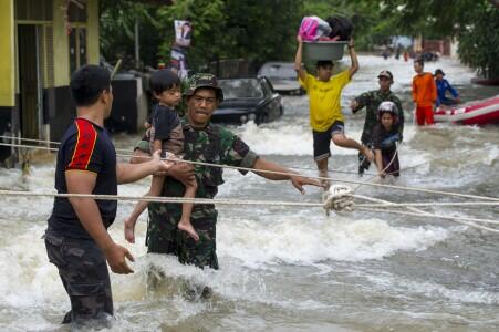 Foto-Foto TNI Beraksi Selamatkan Korban Banjir